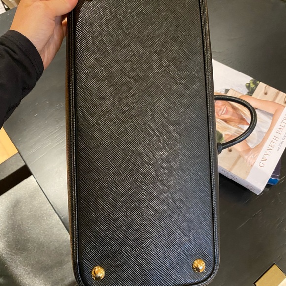 Black and Fiery Red Prada Saffiano Bag - Picture 5 of 9